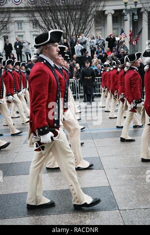 Des soldats du 3e Régiment d'infanterie 'la vieille garde' Fife and Drum Corps marche vers le stand de révision lors de la 58e parade d'investiture présidentielle pour le Président Donald J. Trump à Washington, D.C., le 20 janvier 2017. Plus de 5 000 membres de toutes les branches des forces armées des États-Unis, y compris les réserves et les composants de la Garde nationale, à condition que l'appui de cérémonie et l'appui de la défense aux autorités civiles au cours de la première période. Banque D'Images