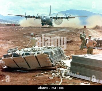 Khe Sanh, Sud Vietnam, un cas isolé United States Marine Corps à poster durant la guerre du Vietnam est devenu trop dangereux à la terre en raison de l'incendie au sol hostile et d'artillerie. Pour répondre, C-130s utilisé le système d'extraction à basse altitude et gardé les Marines réapprovisionnée avec rations, du carburant, des munitions et des fournitures médicales. Banque D'Images