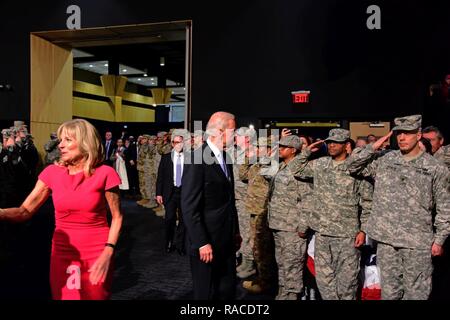 De gauche, Mme Jill Biden et ancien Vice-président américain Joe Biden salue les troupes de la Garde nationale du Delaware à la Chase Center sur le bord de la rivière. Environ 100 aviateurs et soldats ainsi que des dignitaires et de supports s'est avéré au cours de la cérémonie d'accueil Bienvenue à Wilmington, DE., janv. 17. 2017. Banque D'Images