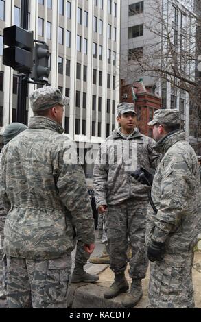 Pennsylvania Air gardes nationaux de l'homme un point de contrôle de la circulation sur l Street à Washington, D.C., au cours de la 58e Cérémonie d'investiture le 20 janvier 2017. Plus de 1 000 soldats et aviateurs PANG dirigée à D.C. pour soutenir une expérience sécuritaire et sûr pour l'inauguration du public américain. Ils ont rejoint plus de 7 000 gardes de 44 membres. Banque D'Images