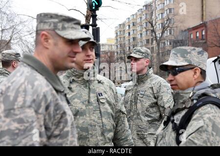 Pennsylvania Air gardes nationaux à se préparer à l'homme un point de contrôle de la circulation dans la région de Washington, D.C., le 20 janvier 2017, lors de la 58e Cérémonie d'investiture. Plus de 1 000 soldats et aviateurs PANG dirigée à D.C. pour appuyer le maintien de l'ordre et assurer le maintien de la sécurité de l'expérience pour l'inauguration du public américain. Ils ont rejoint plus de 7 000 gardes de 44 membres. Banque D'Images