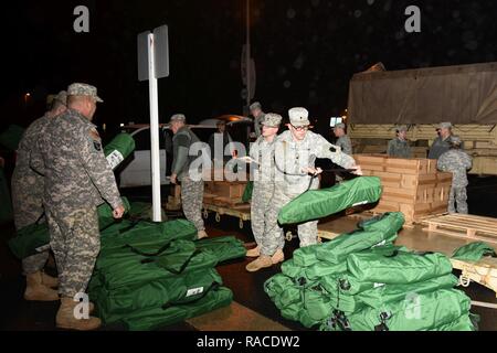 Les soldats de la Garde nationale de l'Armée de Pennsylvanie jusqu'pack lit bébé 21 janvier 2017, à FedEx Field à Washington, D.C., après l'exercice de leurs fonctions à la 58e Cérémonie d'investiture. Plus de 1 000 soldats et aviateurs du Commonwealth a rejoint plus de 7 000 soldats de partout dans le pays, en arrivant à la capitale nationale pour aider à appuyer la sécurité de l'expérience pour l'inauguration du public américain. Banque D'Images