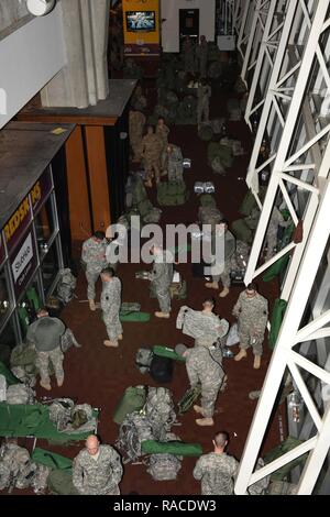 Virginia gardes nationaux, font leurs bagages, le 21 janvier 2017, à FedEx Field à Washington, D.C., après l'exercice de leurs fonctions à la 58e Cérémonie d'investiture. Plus de 1 000 soldats et aviateurs du Commonwealth a rejoint plus de 7 000 soldats de partout dans le pays, en arrivant à la capitale nationale pour aider à appuyer la sécurité de l'expérience pour l'inauguration du public américain. Banque D'Images