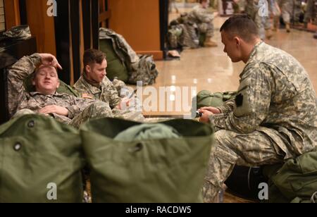 Les soldats de la Garde nationale de l'Armée de Pennsylvanie attendre le départ le 21 janvier 2017, à FedEx Field à Washington, D.C., après l'exercice de leurs fonctions à la 58e Cérémonie d'investiture. Plus de 1 000 soldats et aviateurs du Commonwealth a rejoint plus de 7 000 soldats de partout dans le pays, en arrivant à la capitale nationale pour aider à appuyer la sécurité de l'expérience pour l'inauguration du public américain. Banque D'Images