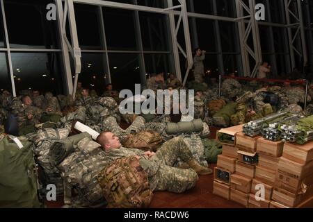 Gardes nationaux préparer pour le départ le 21 janvier 2017, à FedEx Field à Washington, D.C., après l'exercice de leurs fonctions à la 58e Cérémonie d'investiture. Plus de 1 000 soldats et aviateurs du Commonwealth de Pennsylvanie a rejoint plus de 7 000 soldats de partout dans le pays, en arrivant à la capitale nationale pour aider à appuyer la sécurité de l'expérience pour l'inauguration du public américain. Banque D'Images