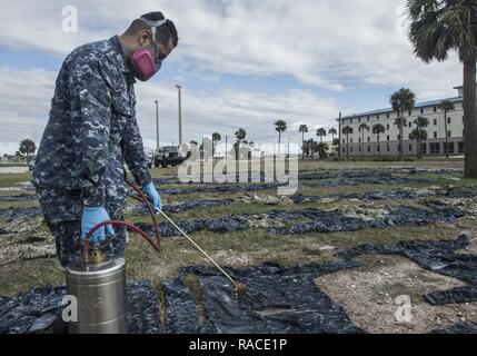 (Janvier 1985). 23, 2017)  +101, Floride - Hospital Corpsman 3rd Class Joshua Nieto d'Entomologie Marine Centre of Excellence (NÉCE) Jacksonville, en Floride, s'applique l'insectifuge perméthrine aux uniformes, à la Station Navale de Mayport, Floride le traitement uniforme est l'un des nombreux membres de préparations avant de partir sur la poursuite de promesse 2017 (CP-17). Promesse continue 2017 est un U.S. Southern Command-parrainé et U.S. Naval Forces Southern Command/U.S. 4ème flotte-déploiement effectué pour mener des opérations civiles et militaires y compris l'aide humanitaire, les missions de formation, de soins médicaux, dentaires et Banque D'Images