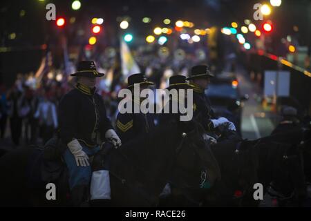 Le commandant général de la Garde à cheval, des promenades en 1ère Division d'infanterie le long de Pennsylvania Avenue pendant la parade inaugurale pour Donald J. Trump comme le 45e président des États-Unis, à Washington, D.C., le 20 janvier 2017. Plus de 5 000 membres de toutes les branches des forces armées des États-Unis, y compris les réserves et les composants de la Garde nationale, à condition que l'appui de cérémonie et l'appui de la défense aux autorités civiles au cours de la première période. Banque D'Images