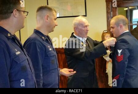 Thomas McAdams, retraité Coast Guard Master Chief Petty Officer et surfman nombre 83 broches, Maître de 1re classe Lucas Nelson, surfman 516 nombre et un maître de manœuvre à Yaquina Bay Station de la Garde côtière canadienne, lors d'une cérémonie tenue à la gare de Newport, Oregon, 12 janvier, 2017. McAdams est une légende au sein de la Garde côtière avec plus de 25 ans d'expérience et plusieurs médailles. La Garde côtière américaine Banque D'Images