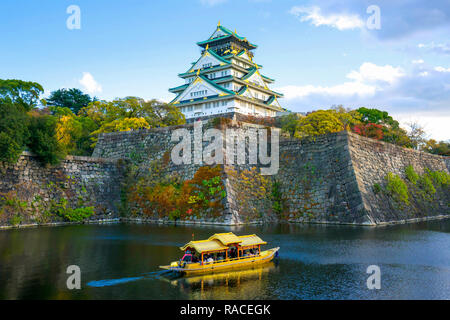 Bateau promenade autour du château d'Osaka.Osaka Castle est un château japonais d'Osaka, au Japon. Le château est l'un des sites les plus célèbres du Japon. Banque D'Images