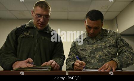 Un aviateur de la 31e Escadre de chasse à travers le processus de déploiement du personnel de la ligne de fonction à la base aérienne d'Aviano, en Italie le 21 janvier 2017. Les aviateurs se sont rendus à la baie de Souda, la Grèce, à l'appui d'une formation de vol avec le déploiement de l'armée de l'air hellénique. Banque D'Images