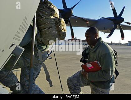 Un aviateur de la 31e Escadre de chasse à bord d'un C-130 Hercules à la base aérienne d'Aviano, en Italie le 21 janvier 2017 sur le chemin de la baie de Souda, la Grèce. Environ 300 militaires de la 31e Escadre de chasse et de l'Arizona Air National Guard's 161e Escadre de ravitaillement en vol se sont rendus à la Grèce pour un déploiement d'entraînement en vol avec l'armée de l'air hellénique. Banque D'Images