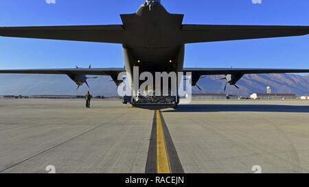 Un Hercules C-130 se prépare à quitter la base aérienne d'Aviano, en Italie pour la baie de Souda, en Grèce le 21 janvier 2017. Environ 300 militaires de la 31e Escadre de chasse et de l'Arizona Air National Guard's 161e Escadre de ravitaillement en vol se sont rendus à la Grèce pour un déploiement d'entraînement en vol avec l'armée de l'air hellénique. Banque D'Images