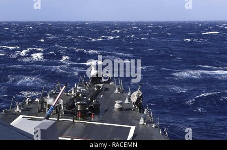 Océan Pacifique (jan. 20, 2017) de la classe Arleigh Burke destroyer lance-missiles USS Wayne E. Meyer (DDG 108) les transits de l'océan Pacifique. Wayne E. Meyer est en fonction d'un programme de déploiement de l'ouest du Pacifique avec le groupe aéronaval du Carl Vinson dans le cadre de la flotte américaine du Pacifique visant à étendre la commande et des fonctions de contrôle de la flotte des États-Unis 3e dans l'Indo-Asia-région du Pacifique. Banque D'Images