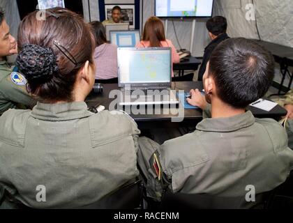 La reconnaissance aérienne de l'Armée de l'air Philippines photographes, Sgt. Charisme Navarro (à gauche) et Tech. Le Sgt. Primitivio Idec Jr. (à droite), l'examen des couches géospatiales au cours d'une démonstration de logiciels, de Clark Air Base, Philippines, le 20 janvier 2017. Navarro et l'IDEC sont membres d'un expert en la matière en cours d'échanges entre les Forces aériennes des États-Unis et des Philippines. Le SMEE se concentre sur l'amélioration de l'armée à militaires relation et de préparation de ces deux nations lors de la réalisation de l'aide humanitaire et secours en cas de catastrophe commun operaions dans la région Asie-Pacifique. Banque D'Images