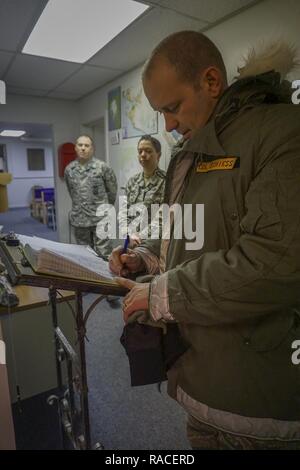 BASE AÉRIENNE DE Thulé, Groenland - Le colonel Doug Schiess, 21e Escadre l'espace, signe l'invité connexion à la base aérienne de Thulé, Groenland, 12 janvier, 2017. Schiess a visité le 821e groupe de base de l'air et le 12e Escadron d'avertissement d'espace pour voir comment la mission partenaires du Groenland, le Danemark et le Canada travaillent ensemble. Banque D'Images