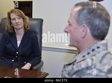 WASHINGTON (AFNS) - Secrétaire de l'Armée de l'air Lisa Disbrow rencontre le chef d'état-major de la Force aérienne Le Général David L. Goldfein au Pentagone, le 23 janvier. Disbrow servira de secrétaire par intérim jusqu'à ce que le président nomme et le Sénat confirme un successeur à plein temps. Banque D'Images