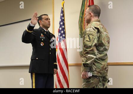 Après neuf ans de service, le sergent d'enrôlés. J. Juan Maldonado a été commandé un second lieutenant dans une cérémonie qui a eu lieu le 21 Jan au centre de Réserve des Forces armées à Ellington Field, Texas, par le major-général James 'Boe' Young, Jr., commandant de la 75e commandement de l'instruction. Maldonado était accompagné de son épouse, Keyla Pardo, son grand-père, Juan Maldonado, et ses deux enfants, Malia et Isaak. Il est aussi analyste budgétaire pour le 75e commandement de l'instruction. En tant que réserviste de l'armée, il est le directeur général et le décaissement de l'agent de gestion financière 398th détachement à Ft. Banque D'Images