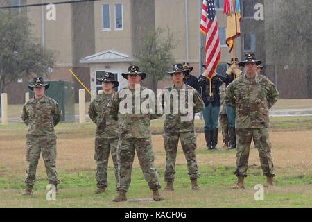 Le major Jarrod Bailey, directeur général de Brigade, 115e Bataillon de soutien "Muleskinners," 1st Armored Brigade Combat Team, 1re Division de cavalerie, qui sert en tant que commandant des troupes, soldats et le personnel mène à travers un bataillon Muleskinner cérémonie de passation de commandement le 18 janvier chez Cooper Champ à Fort Hood, au Texas. Au cours de la cérémonie, les familles, amis et proches des soldats a dit adieu au lieutenant-colonel John Govan III, le chef de bataillon sortant, et s'est félicité le Lieutenant-colonel Eric Christiansen, nouveau commandant, à la famille Muleskinner. Banque D'Images