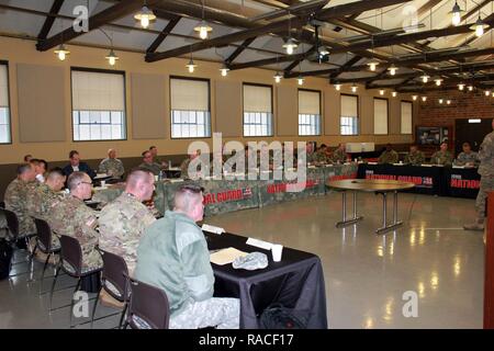 Environ 30 membres de l'armée américaine - Service actif de la Force totale, de l'armée américaine, et de la Garde nationale - s'est réuni les 18 et 19 janvier, à la Garde nationale de l'Iowa, le Camp d'entraînement aux Manœuvres conjointes Dodge Center de Johnston, de l'Iowa, à participer à une conférence régionale de l'Armée de Total. Ont discuté des problèmes actuels et comment ils peuvent aider à synchroniser les efforts de formation pour produire une meilleure formation, plus de soldats. Banque D'Images