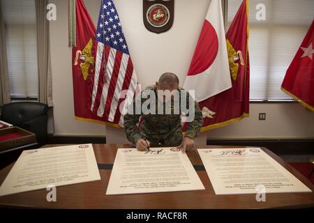 CAMP FOSTER, Okinawa, Japon - Le Général Joaquin F. Malavet signe la Proclamation Militaire enregistre le 24 janvier Camp à bord de Foster, Okinawa, Japon. Bien que traditionnellement, un événement d'une semaine, Marine Corps Community Services conseillers militaires extension enregistre dans un effort pour souligner l'importance de l'argent d'économie et de la gestion des finances publiques. Malavet a déclaré que la stabilité financière est un aspect crucial de prendre soin de Marines et de leurs familles. Malavet est le commandant général du Corps des Marines du Pacifique et Installations Marine Corps Base Camp Butler. Banque D'Images