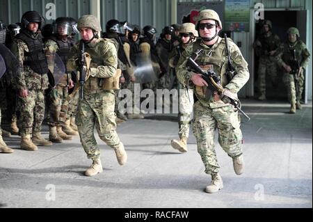 La province de Parwan, à l'Afghanistan (janvier 1985). 17, 2017) - Des soldats du 32e Bataillon d'infanterie légère géorgienne répondre à exercer un appel d'assistance à l'Afghanistan Prison Centre de détention National - Parwan. L'Armée nationale afghane de la garde de la Police militaire a effectué une commande de forage d'action d'urgence, le 17 janvier 2017 au centre de détention pour tester les capacités de réponse à la fois à l'intérieur de la prison et toutes les mesures d'appui extérieur. La 32e GLIB sont postés à l'aérodrome de Bagram à proximité, avec les forces américaines en Afghanistan. Banque D'Images