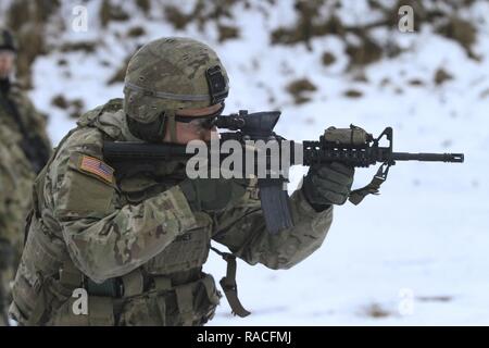 RUKLA, Lituanie - Le Cpl. Nicholas Carey, chef d'équipe, capable compagnie, 2e bataillon du 503e Régiment d'infanterie, 173e Brigade aéroportée, une carabine M4 au cours de formation au tir rapproché de Rukla, la Lituanie, le 24 janvier 2017. La formation faisait partie d'un cours de deux semaines qui a construit la camaraderie et de l'expertise entre les deux parachutistes américains et soldats lituaniens affecté à la Brigade d'infanterie mécanisée du Loup de fer. Le 'ciel' Des soldats du 2e Bataillon, 503e Inf. Regt. sont sur un stage de formation à l'appui de la résolution de l'Atlantique, un effort dirigé par les États-Unis en Europe de l'Est qui démontre l'engagement des États-Unis à th Banque D'Images