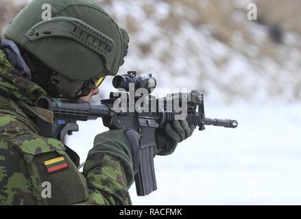 RUKLA, Lituanie - un soldat affecté à la Brigade d'infanterie mécanisée du Loup de fer, acquiert sa cible avec une carabine M4 au cours de formation au tir rapproché avec les parachutistes américains affectés à mesure Company, 2e Bataillon, 503e Régiment d'infanterie, 173e Brigade aéroportée, dans Rukla, la Lituanie, le 24 janvier 2017. La formation faisait partie d'un cours de deux semaines qui a construit la camaraderie et de l'expertise entre les deux parachutistes américains et soldats lituaniens. Le 'ciel' Des soldats du 2e Bataillon, 503e Inf. Regt. sont sur un stage de formation à l'appui de la résolution de l'Atlantique, un effort dirigé par les États-Unis dans l'Est de l'Euro Banque D'Images