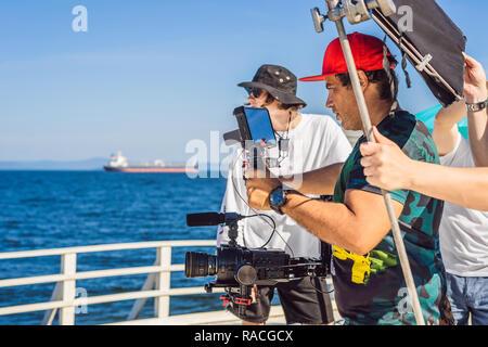 Opérateur steadicam professionnel utilise une caméra à 3 axes système de stabilisateur sur un jeu de production commerciale Banque D'Images