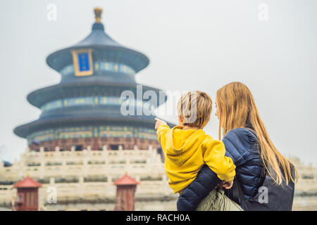 Mère et fils les voyageurs dans le Temple du Ciel à Beijing. L'une des principales attractions de Pékin. Voyagez en famille et enfants en Chine concept Banque D'Images