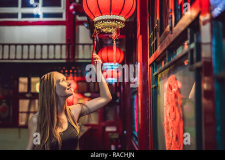 Jeune femme'examine les lanternes traditionnelles chinoises. Le Nouvel An chinois. Voyage en Chine concept. Banque D'Images