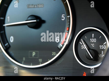 Indicateur de température d'eau et tahometer sur une planche de bord de la voiture. Détails intérieurs de voiture. Vue rapprochée Banque D'Images