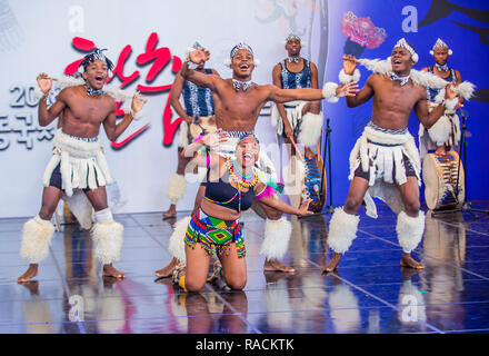 Des danseurs sud-africains d'Amazebra folklore Dance ensemble se produisent au festival de la danse maskdance qui s'est tenu à Andong, en Corée du Sud Banque D'Images