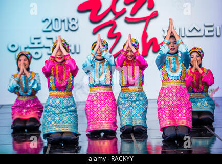 Des danseurs indonésiens qui dansent le traditionnel Ratoh Jrooe au festival de danse Mask à Andong, en Corée du Sud Banque D'Images