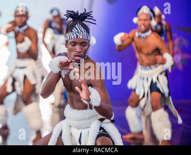 Des danseurs sud-africains d'Amazebra folklore Dance ensemble se produisent au festival de la danse maskdance qui s'est tenu à Andong, en Corée du Sud Banque D'Images