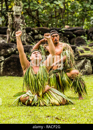 Danse traditionnelle en costume de cérémonie à Hatiheu, île de Nuku Hiva, Marquises, Polynésie Française, Pacifique Sud, du Pacifique Banque D'Images