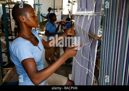 Atelier de formation pour les jeunes femmes dirigé par JARC (Jeunes adultes ruraux catholiques) une ONG catholique à Dapaong, Togo, Afrique de l'Ouest, l'Afrique Banque D'Images