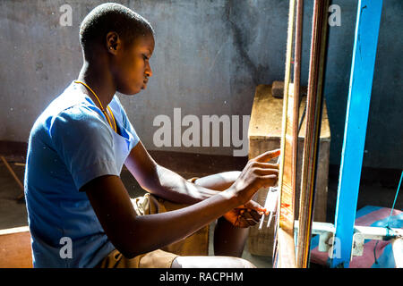 Atelier de formation pour les jeunes femmes dirigé par JARC (Jeunes adultes ruraux catholiques) une ONG catholique à Dapaong, Togo, Afrique de l'Ouest, l'Afrique Banque D'Images