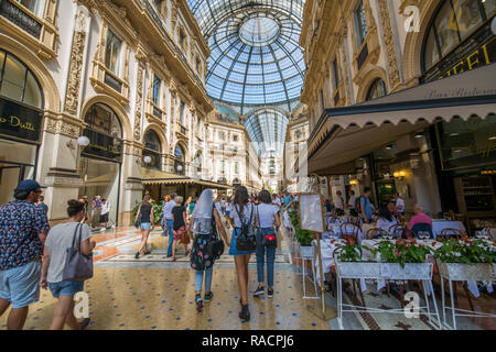 Vue de l'intérieur de la galerie Vittorio Emanuele II, Milan, Lombardie, Italie, Europe Banque D'Images