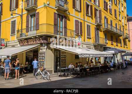 Voir l'architecture colorée et de bar dans quartier de Brera, Milan, Lombardie, Italie, Europe Banque D'Images