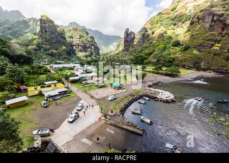 Donnant sur le port dans la ville de Hanavave, Fatu Hiva, Marquises, Polynésie Française, Pacifique Sud, du Pacifique Banque D'Images