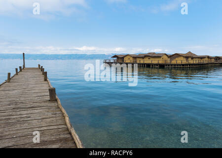 Les os de la baie lacustre musée Archéologique construit sur une plate-forme de 10000 pieux en bois, lac Ohrid, UNESCO World Heritage Site, Macédoine, Europe Banque D'Images