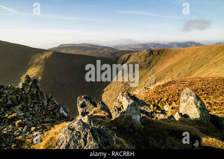 La vue sur le détroit de Riggindale sur le Nord de l'approche de la High Street de Kidsty Pike, Lake District, Cumbria, Royaume-Uni Banque D'Images