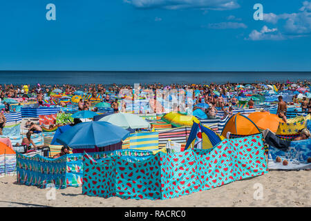 Très occupé dans la plage de la mer Baltique, Leba, Pologne, Europe Banque D'Images