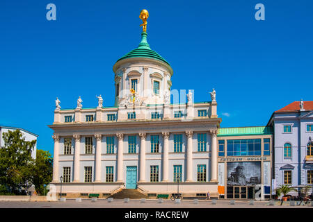 Potsdam, Brandebourg / Allemagne - 2018/07/29 : façade du bâtiment du musée de Potsdam à la place Alter Markt dans le quartier historique de Potsdam Banque D'Images