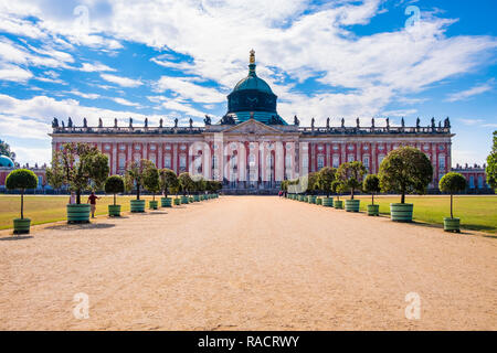 Potsdam, Brandebourg / Allemagne - 2018/07/29 : Vue panoramique sur le nouveau palais baroque historique - Neues Palais - résidence royale du Roi Frederick Banque D'Images