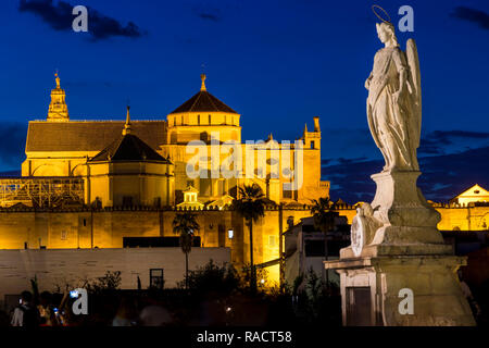 Statue sur le pont romain et l'Mosque-Cathedral (Grande Mosquée de Cordoue (mezquita)), l'UNESCO, à la brunante, Cordoue, Andalousie, Espagne Banque D'Images