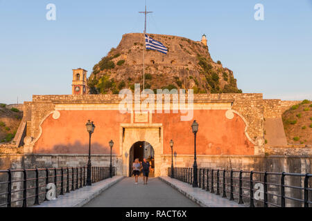 Porte d'entrée de l'ancienne forteresse de la ville de Corfou (Kerkyra) dans l'arrière-plan au coucher du soleil, Corfou, îles grecques, Grèce, Europe Banque D'Images