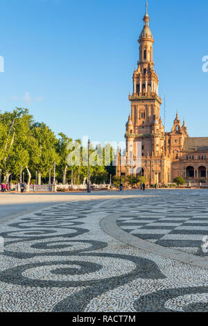 Tour du Nord à Plaza de España, Séville, Andalousie, Espagne, Europe Banque D'Images