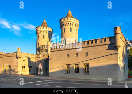 Potsdam, Brandebourg / Allemagne - 2018/07/29 : Vue de face de la porte de Nauen Nauener Tor - historique - Potsdam représentant une porte de style néo-gothique Banque D'Images