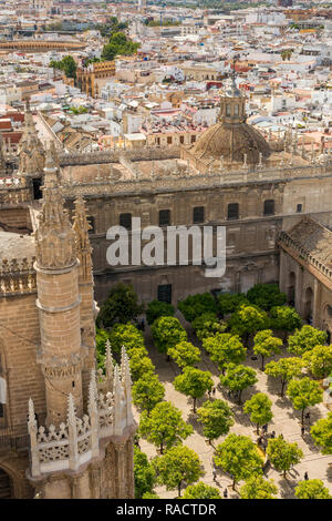 Vue de la Giralda jusqu'à la cour intérieure de la Cathédrale de Séville, l'UNESCO World Heritage Site, Séville, Andalousie, Espagne Banque D'Images